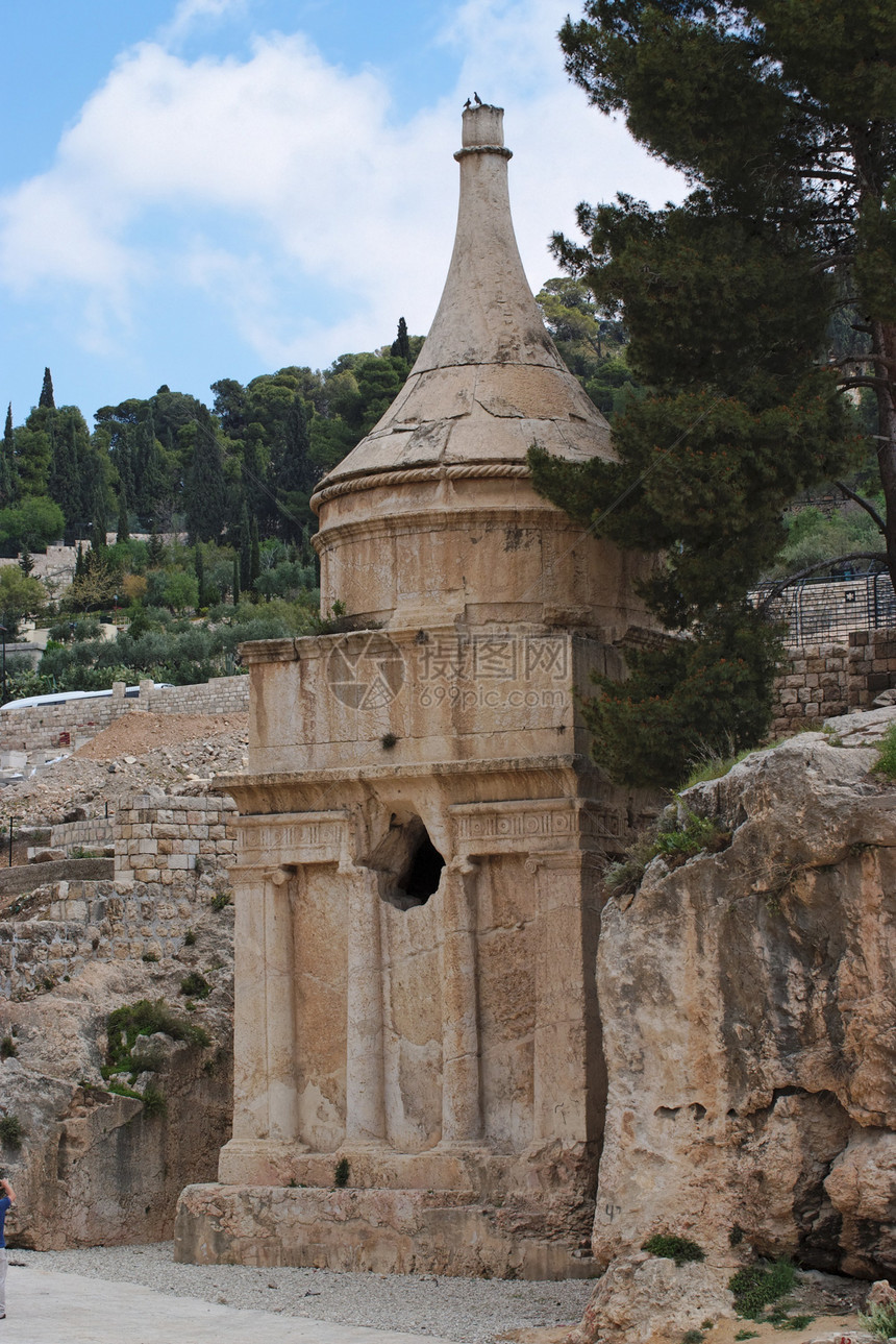 在耶路撒冷的阿卜萨洛姆古老墓穴 上面有两只鸟图片