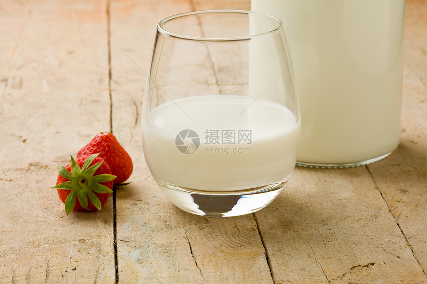 木制餐桌上含草莓的牛奶乡村乳制品玻璃奶制品早餐浆果饮料桌子肉质食物图片