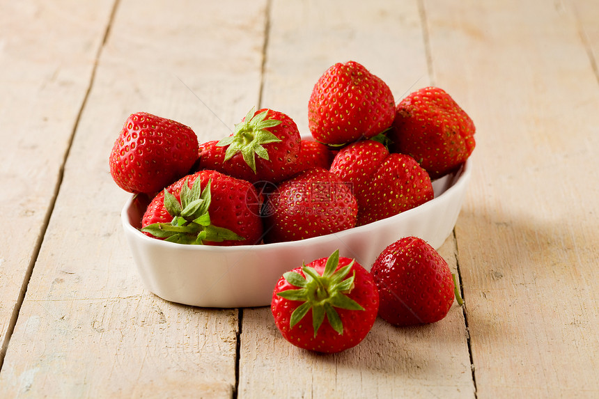 木制桌上的草莓肉质医生水果素食饮食桌子浆果甜点图片
