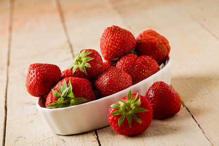 木制桌上的草莓素食桌子浆果肉质医生甜点水果饮食背景图片