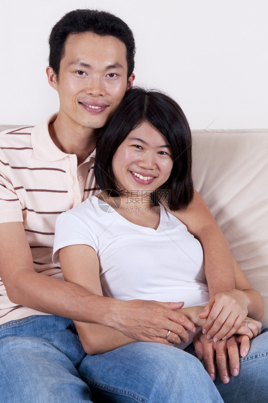 亚洲情侣男性女朋友沙发女孩情人女性男人异性友谊女士图片