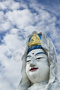 Guanyin 雕像天空传统寺庙佛教徒历史菩萨祷告雕塑精神艺术背景图片