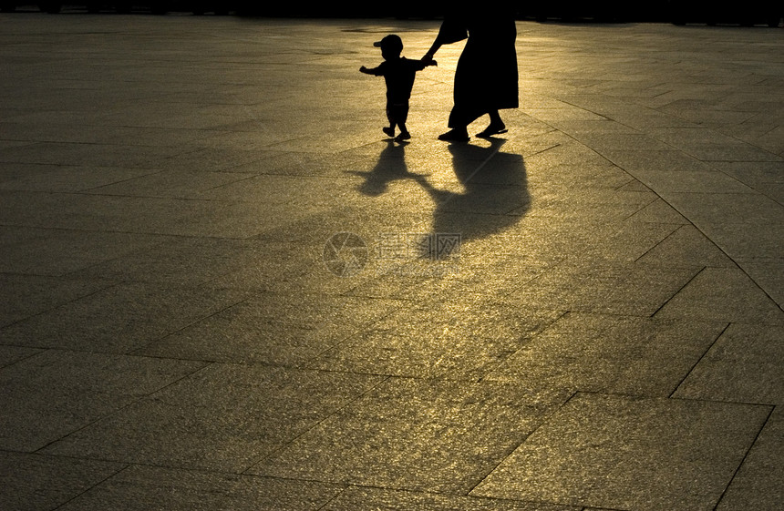 母亲和儿子男生闲暇地面学习阴影父母跑步日落离婚孩子图片