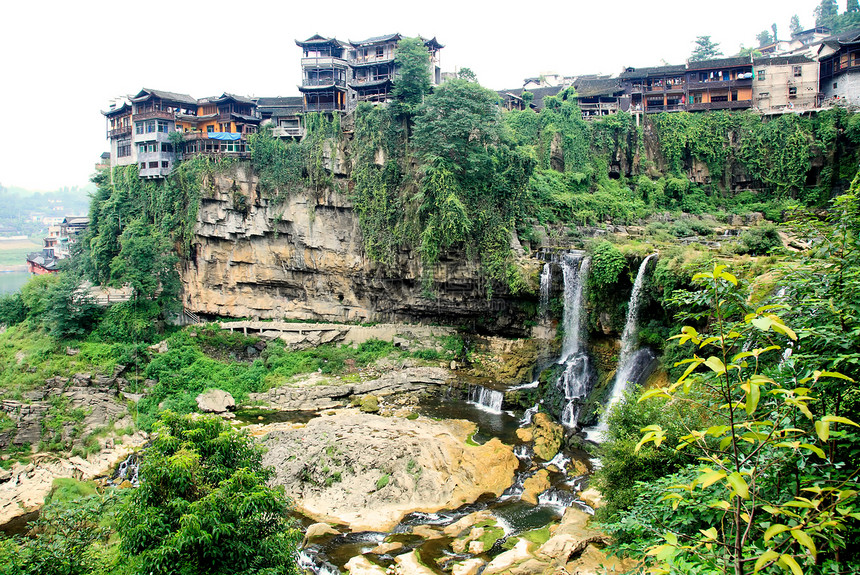 a 中国少数民族村景色电影地质学岩石少数民族吸引力房子村庄溪流地质运动图片