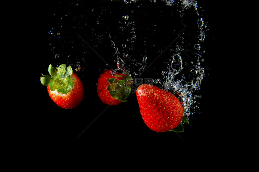 水中的草莓运动活力宏观果汁饮食浆果气泡飞溅红色水果图片