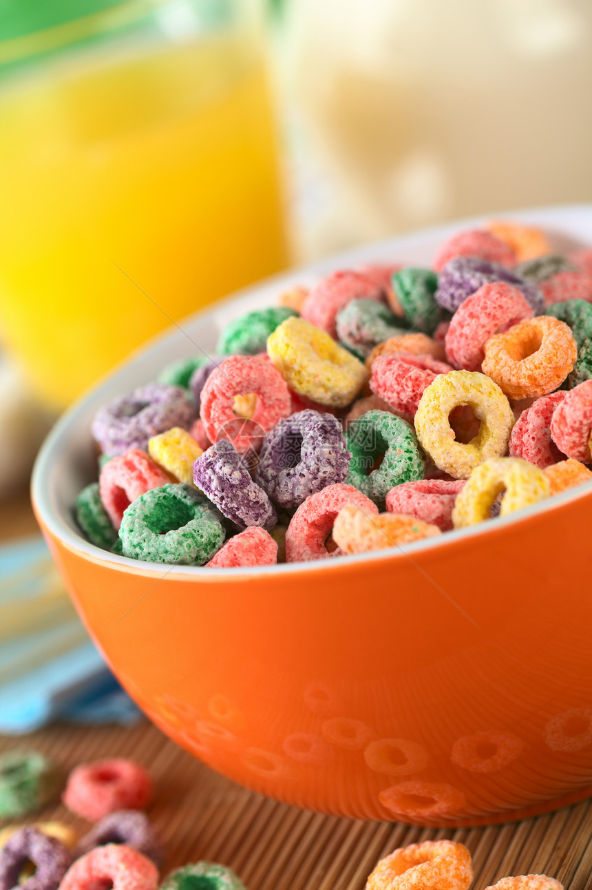 不同果类的丰富多彩的谷物环圈紫色戒指小吃绿色红色食物营养照片黄色早餐图片