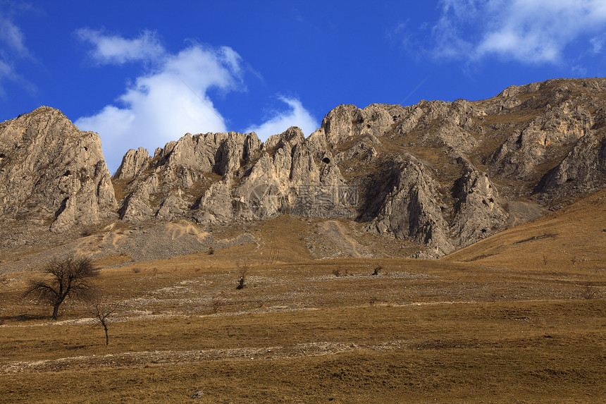 罗马尼亚Trascau山宽慰山脉远足岩石旅行山峰瓦砾多云悬崖天空图片