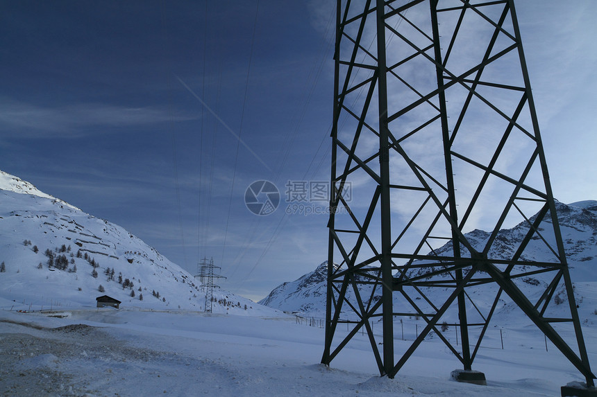 Bernina 通行证树木滑雪板季节山脉村庄水域蓝色滑雪风景太阳图片