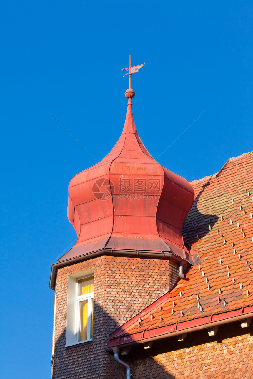 典型黑森林屋的屋顶细节金属木头建筑黑色窗户红色房子建筑学森林壁板图片