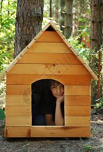 木屋男孩孩子用木头建房子高清图片