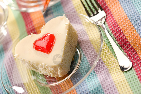 花边蛋糕奶油盘子红色甜点白色食物背景图片