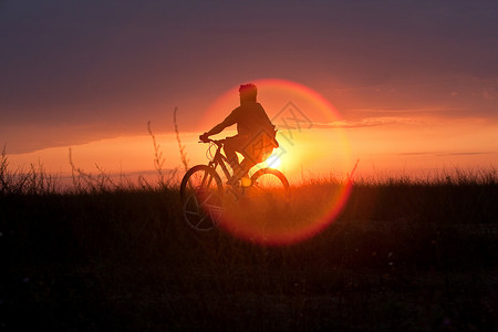 夏季骑自行车日落运动太阳天空男人跑车背景图片