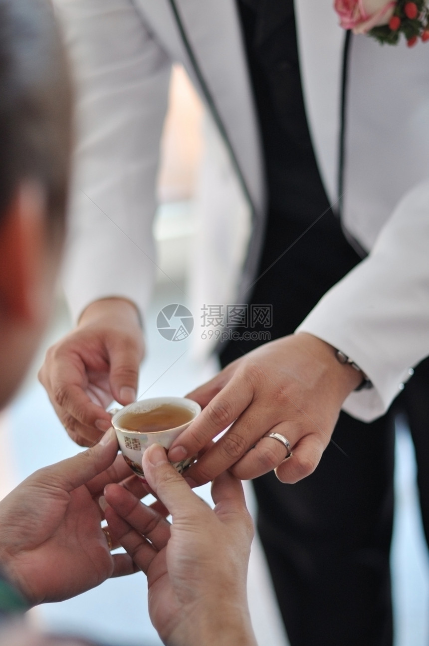 中国婚礼茶盛会订婚裙子杯子仪式长辈服务传统男人文化男性图片