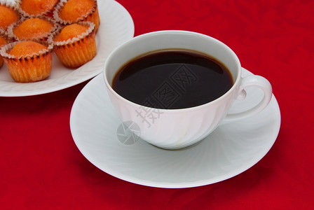 红色背景的咖啡杯饮料芳香早餐研磨棕色杯子咖啡美食反射食物背景图片