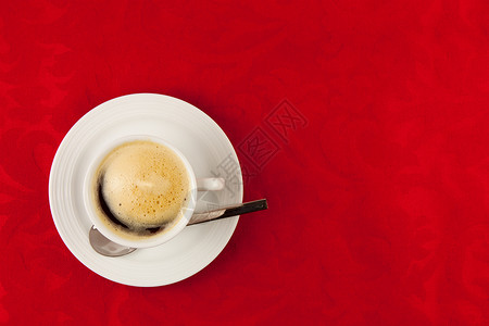 红色背景的白咖啡杯棕色研磨咖啡奢华反射味道饮料杯子宏观早餐背景图片