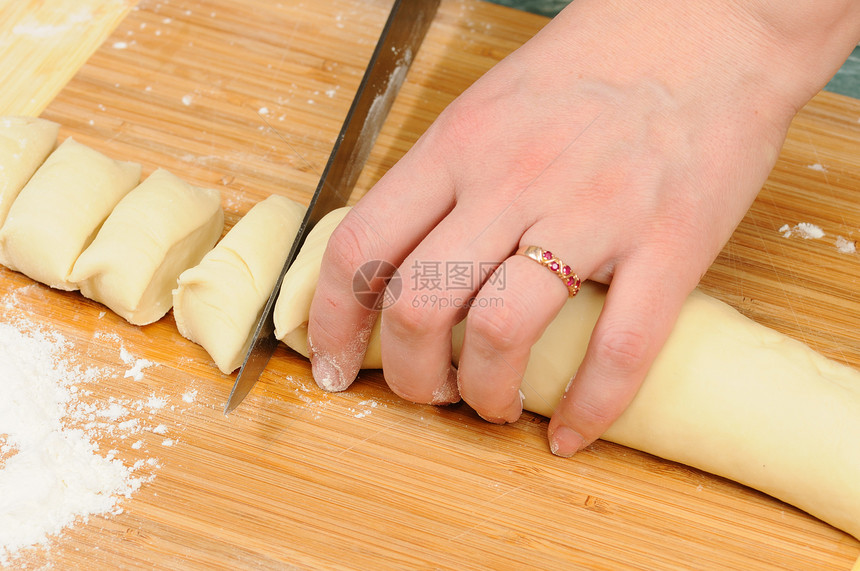 给钱厨房面包女士食物女性桌子美食面粉滚动烹饪图片