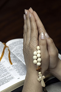 圣经珠子宗教上帝信仰棕色祷告背景图片
