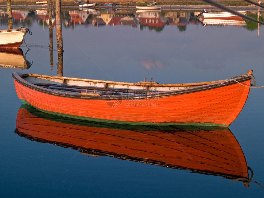 反射一艘小渡船海滩多莉海岸钓鱼海岸线支撑运输港口码头木头图片
