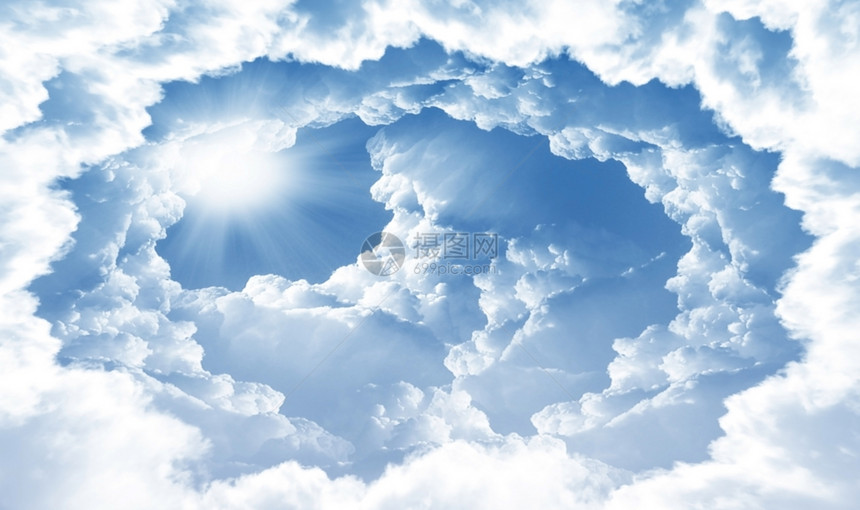 云和太阳在幕后的照片太阳光线上帝宗教楼梯白色蓝色图片
