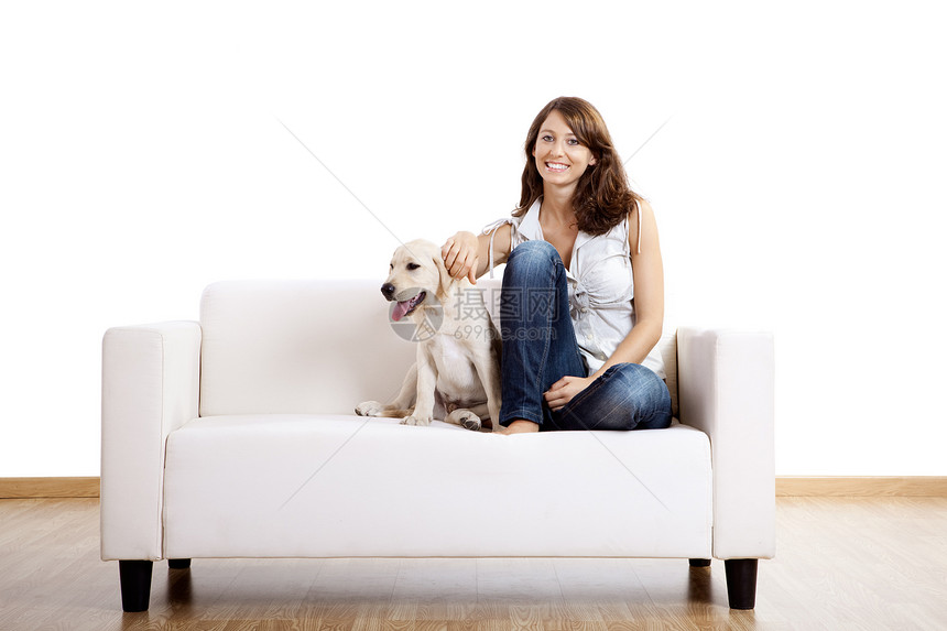 女孩与她最好的朋友乐趣幸福快乐朋友动物女性教练猎犬友谊沙发图片