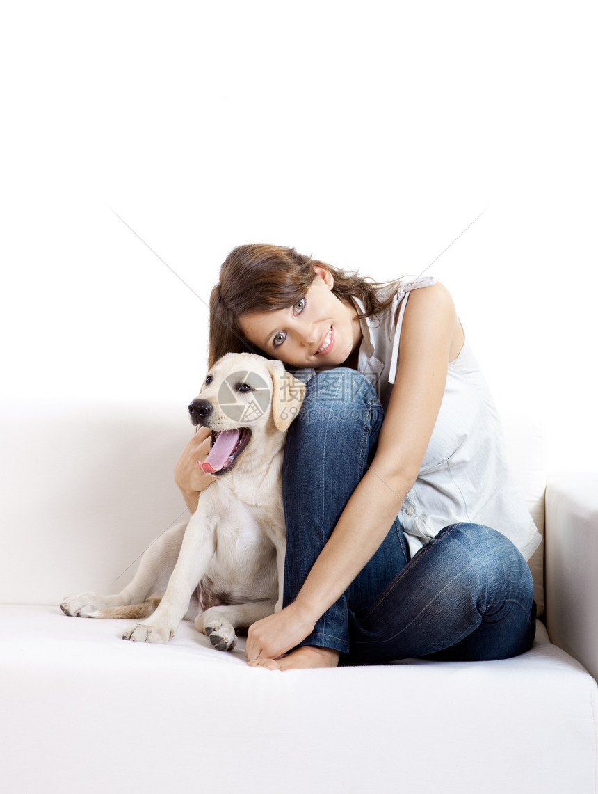 女孩与她最好的朋友小狗沙发友谊宠物猎犬朋友们女性微笑朋友动物图片