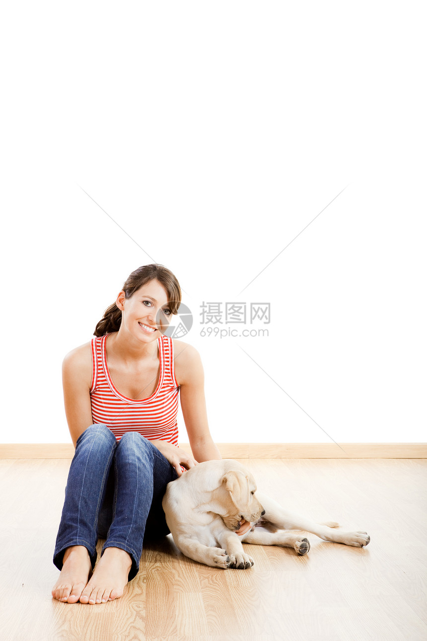 女孩与她最好的朋友生活成人朋友小狗快乐女士动物女性友谊犬类图片