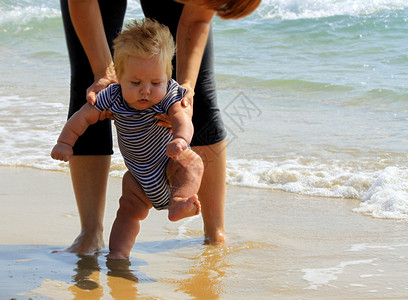 婴儿和爸爸沙滩孩子金发女郎大海父亲妈妈海岸男孩背景图片
