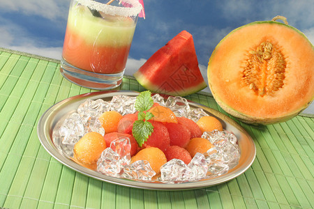 冰上吃美瓜水果冰块瓜片熏肉甜点冬瓜热带水果片果味冰沙背景图片