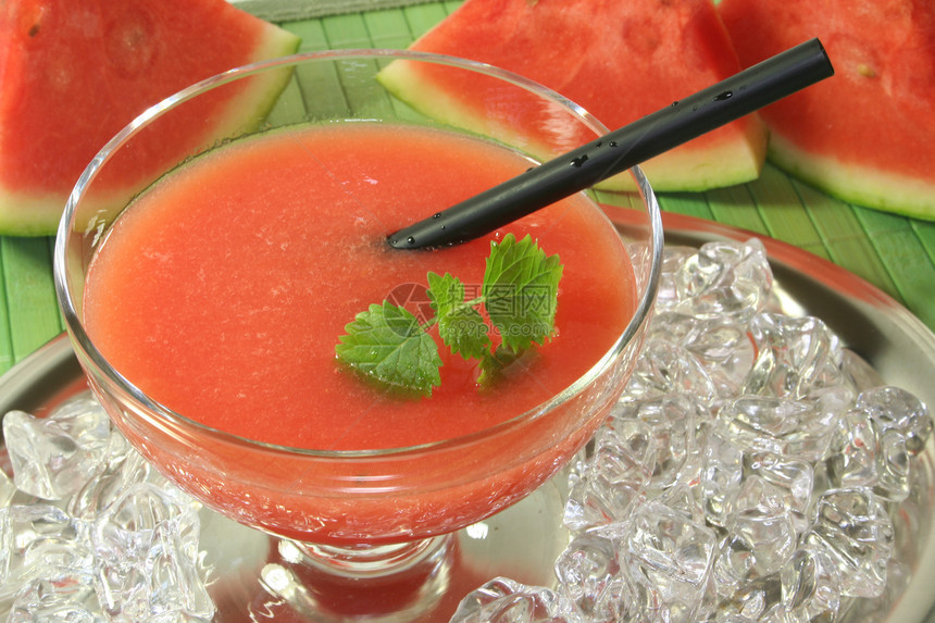瓜盘滑冰玻璃水果冰块果汁维生素情调异国红色眼镜西瓜图片