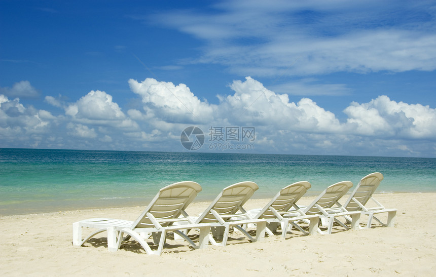 沙滩与椅子相照概念海岸热带娱乐闲暇天空座位享受晴天场景阳光图片