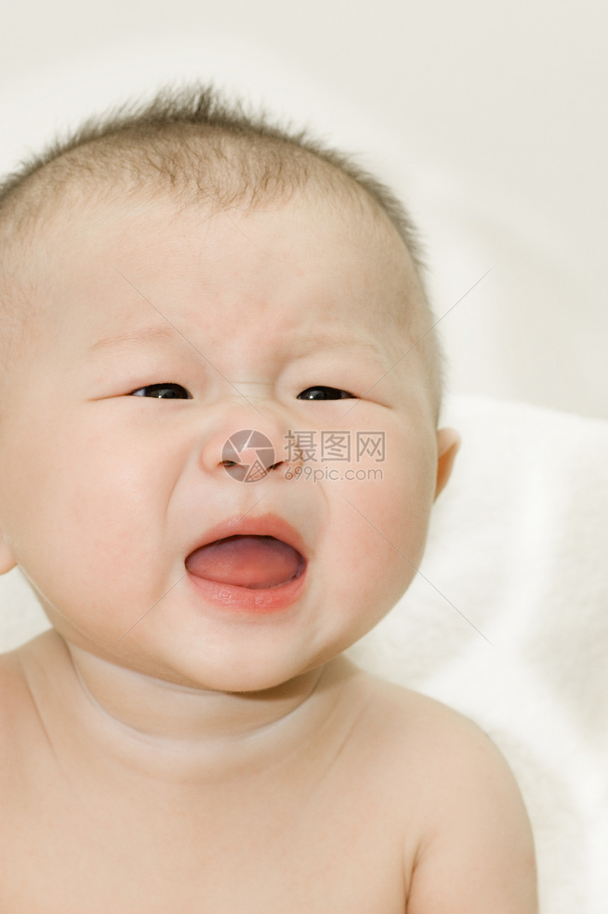 6个月大的亚洲小男孩哭泣图片