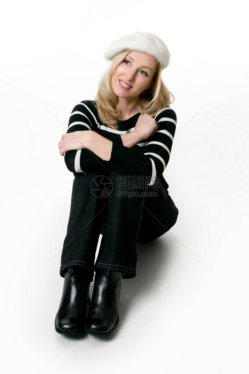 坐在牛仔裤坐着的身穿牛仔裤的女性图片