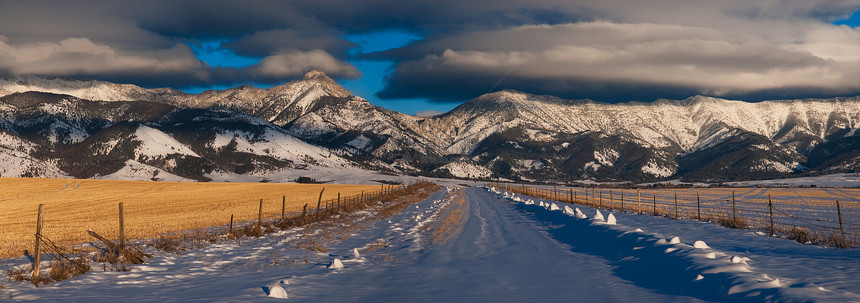 美国蒙大拿州加拉廷县冬季路 罗斯佩克(中左 9 004英尺高)和云图片