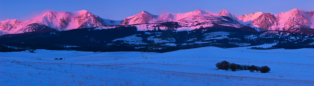 美国蒙大拿州加拉廷县Briger山山脉和冬季牧场背景
