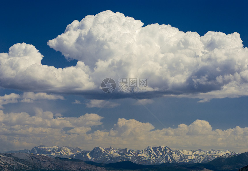 美国加利福尼亚州莫诺县云和山脉图片