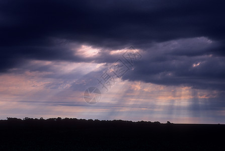 拉贾雷斯美国内布拉斯加州兰开斯特县清晨风暴云中的光线破晓背景