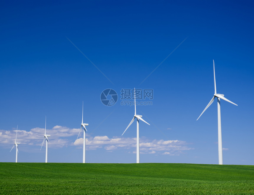 春风涡轮机 绿小麦田 云和蓝天空 美国俄勒冈谢尔曼县Klondike风农场图片
