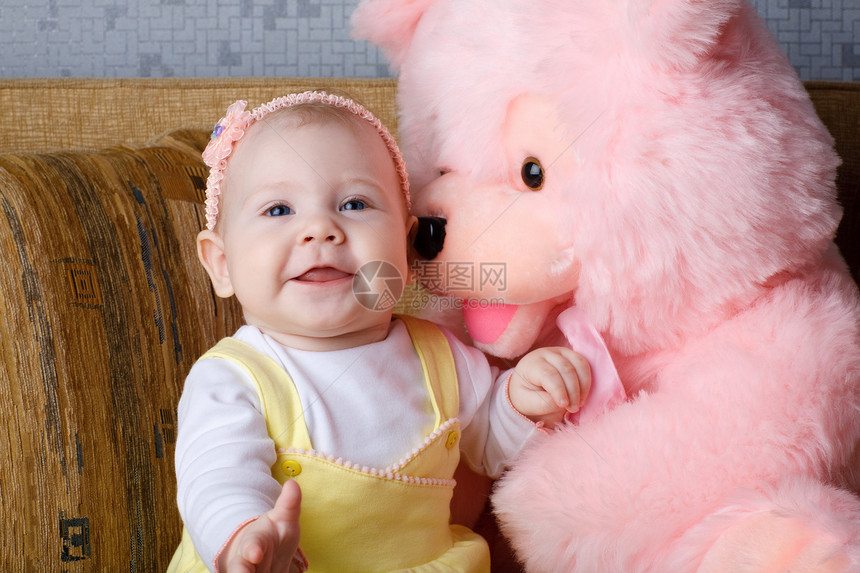 小型女童和玩具熊童年女性动物青年鼻子女孩喜悦兴趣孩子女儿图片