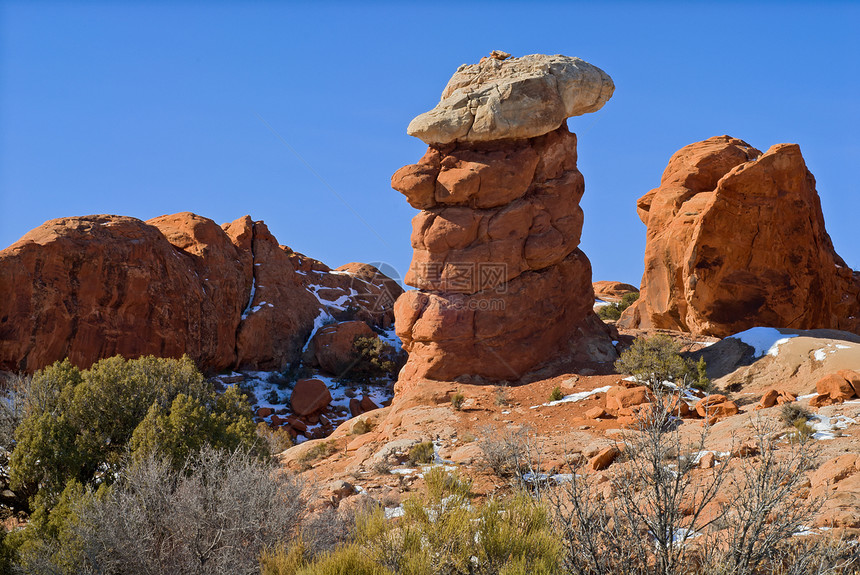 美国犹他州大县Arches国家公园 一个由被侵蚀的沙石组成的奇怪的顶岩结构图片