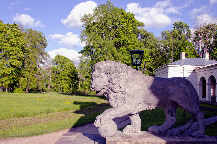 公园里狮子雕塑图片