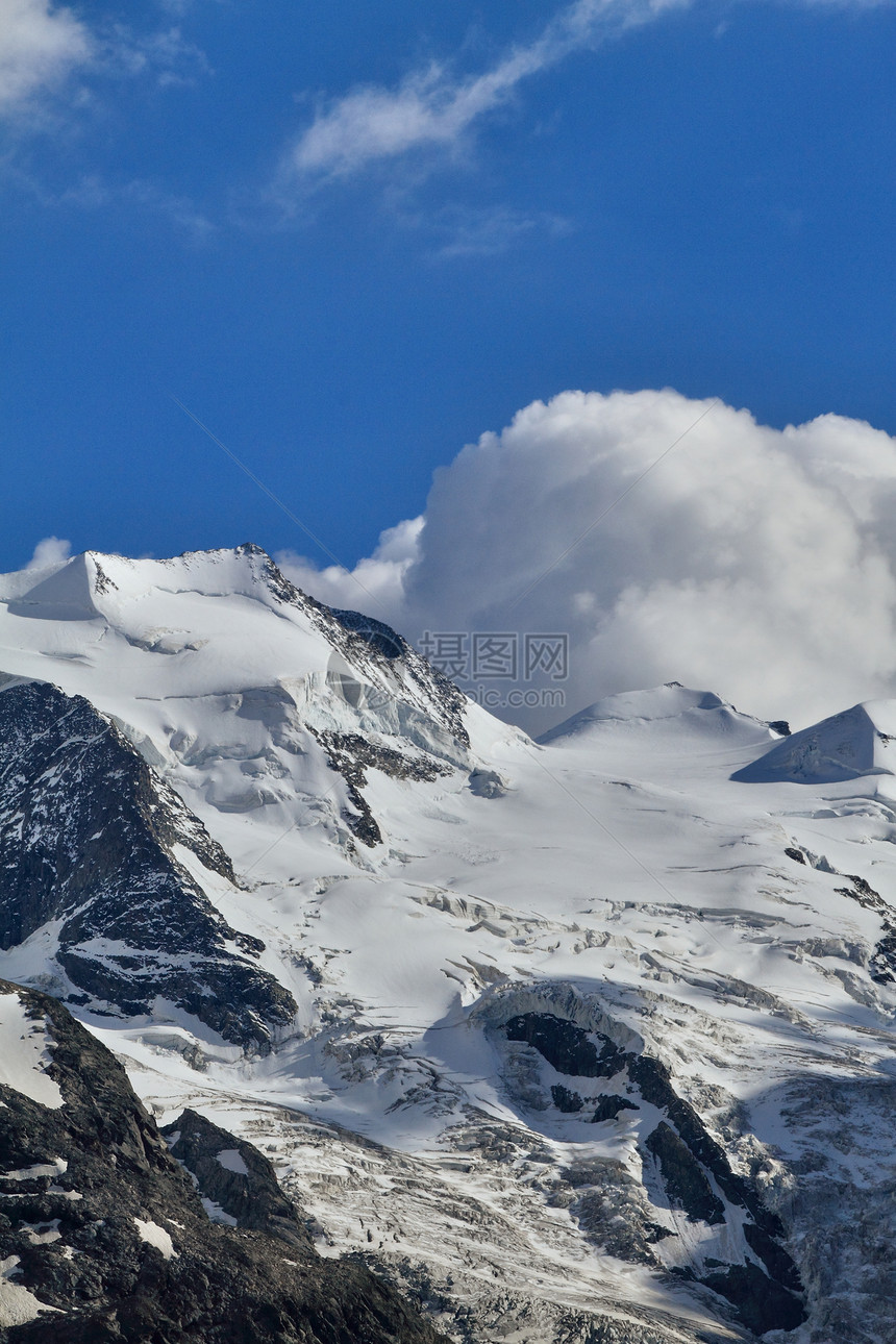 阿尔卑斯山假期冰川岩石白色滑雪板旅行风景山脉旅游滑雪图片