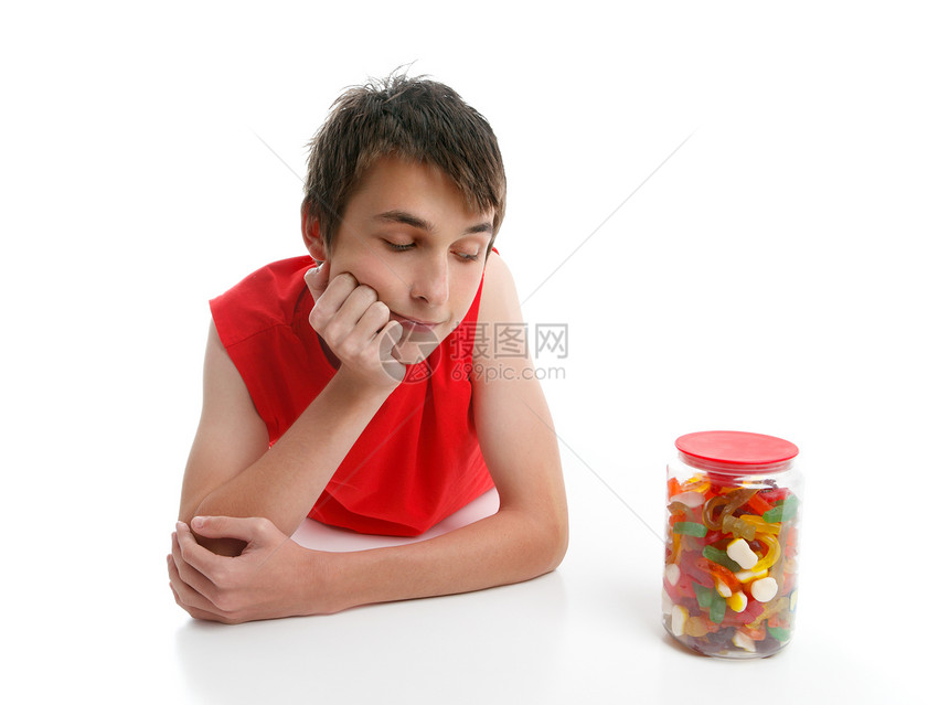 男孩沉思开罐子甜食图片