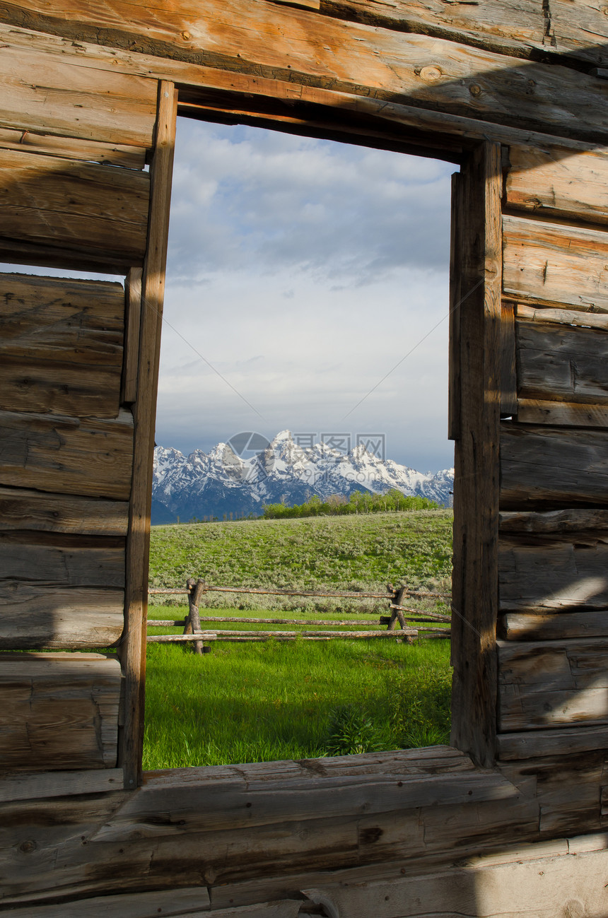 美国怀俄明州泰顿县Grand Teton国家公园旧矿工小木屋的Teton山脉景象图片