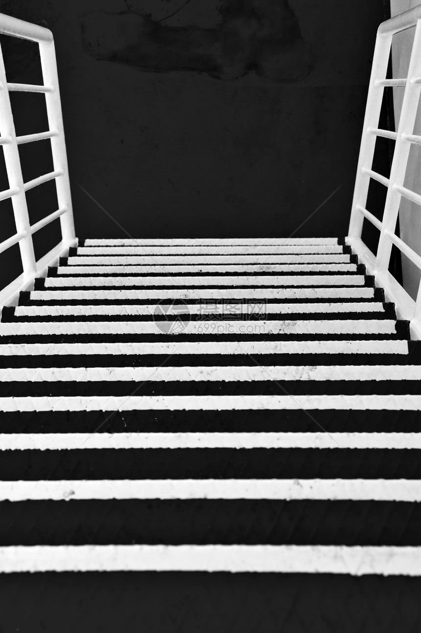 金属楼梯白色工业条纹渡船脚步黑色图片