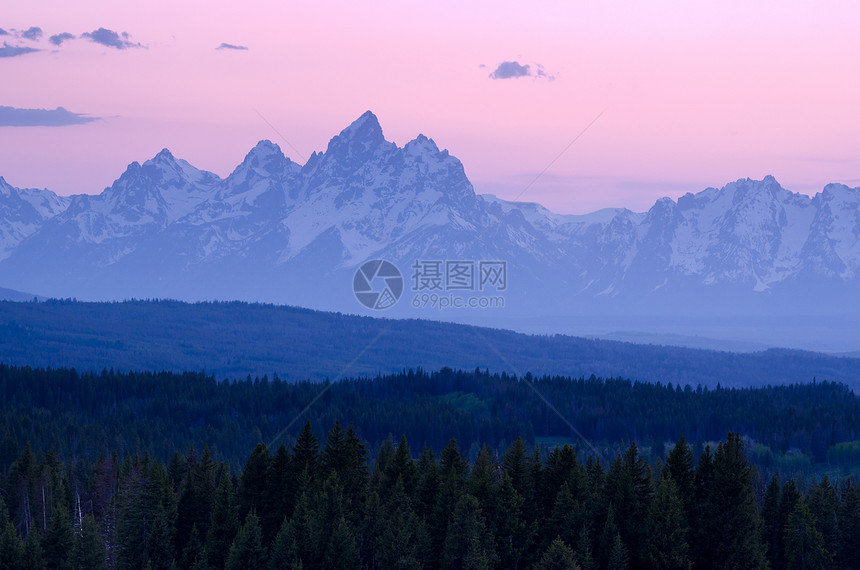 美国怀俄明州泰顿县大泰顿国家公园的Teton山脉和森林山脊顶峰高山天空日落风景山脉图片