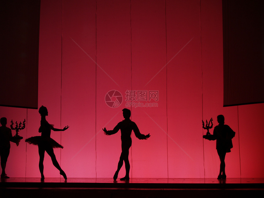 Ballerina 在现场表演中被俘获女性文化剧场男性体操悲伤时装演出模特舞台图片