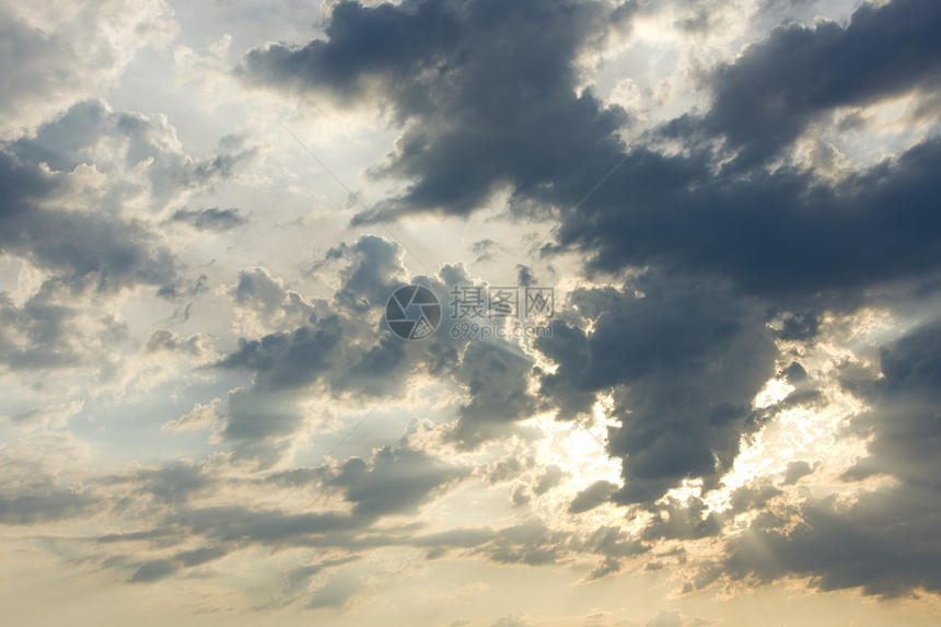 云云天空外观情绪风景太阳多云背光气氛背景图片