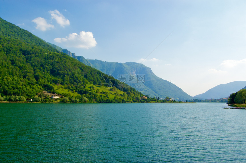 意大利Iseo湖意大利水观反射树木村庄风景岩石图片