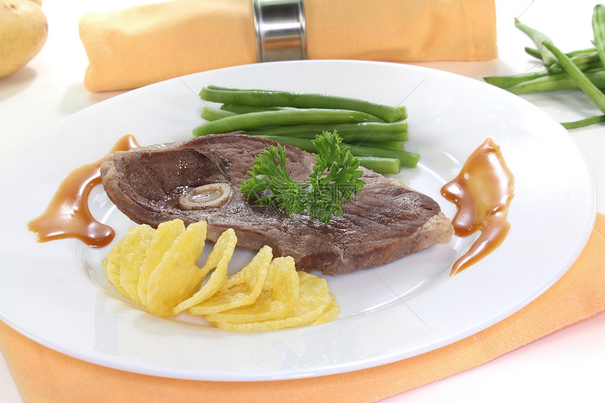 烤羊肉羊肉马铃薯烹饪牛扒青菜黄色螺旋棕色食物午餐图片