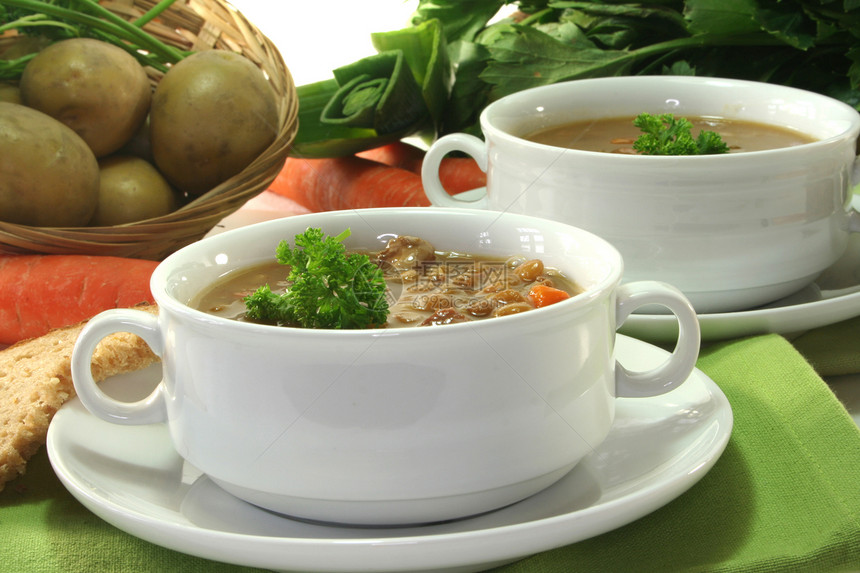 冷冻炖菜香菜芹菜豆类棕色扁豆土豆蔬菜午餐图片